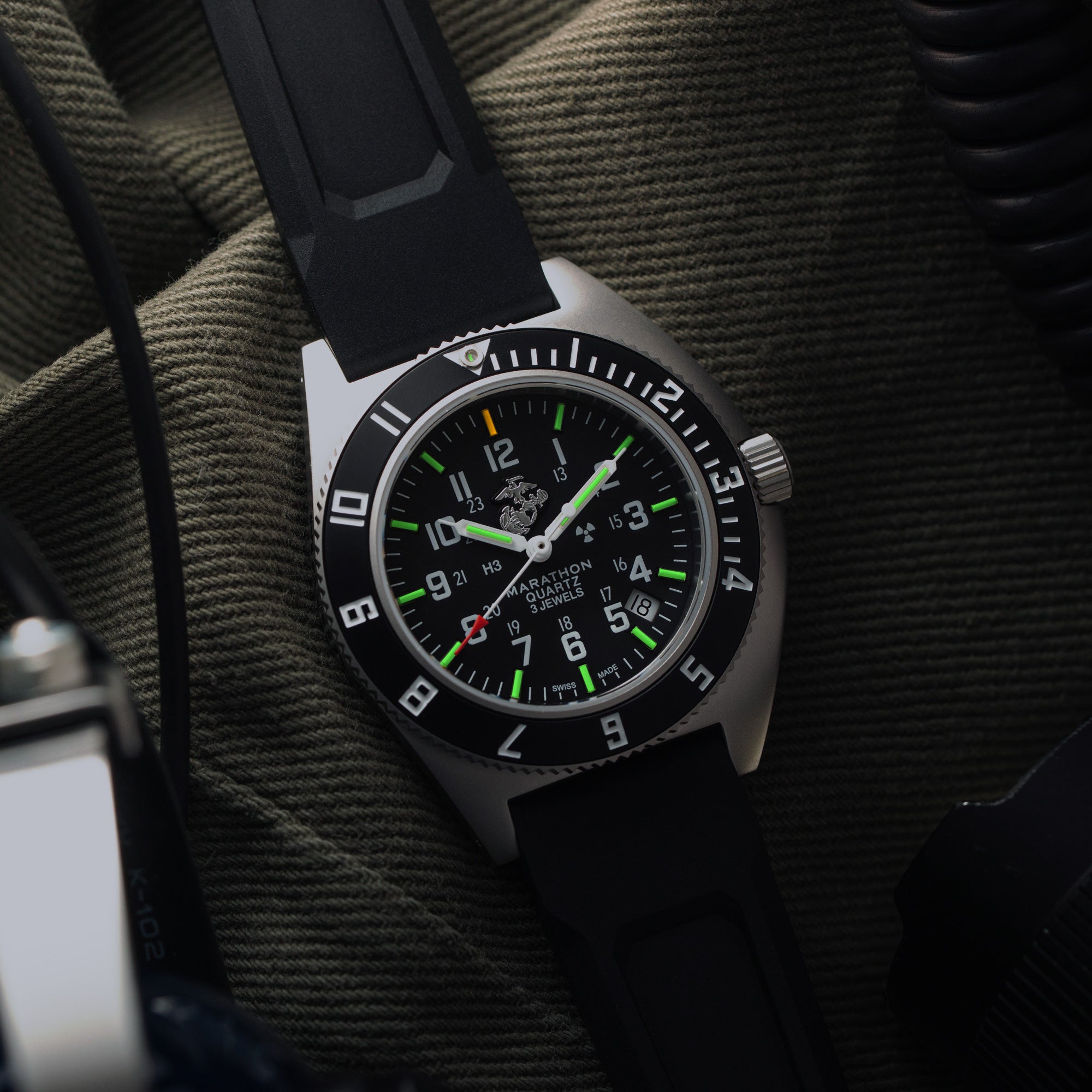 41mm Offizieller USMC™ Stahl Navigator mit Datum (SSNAV-D) auf schwarzem 3-teiligem Gummiarmband-Set
