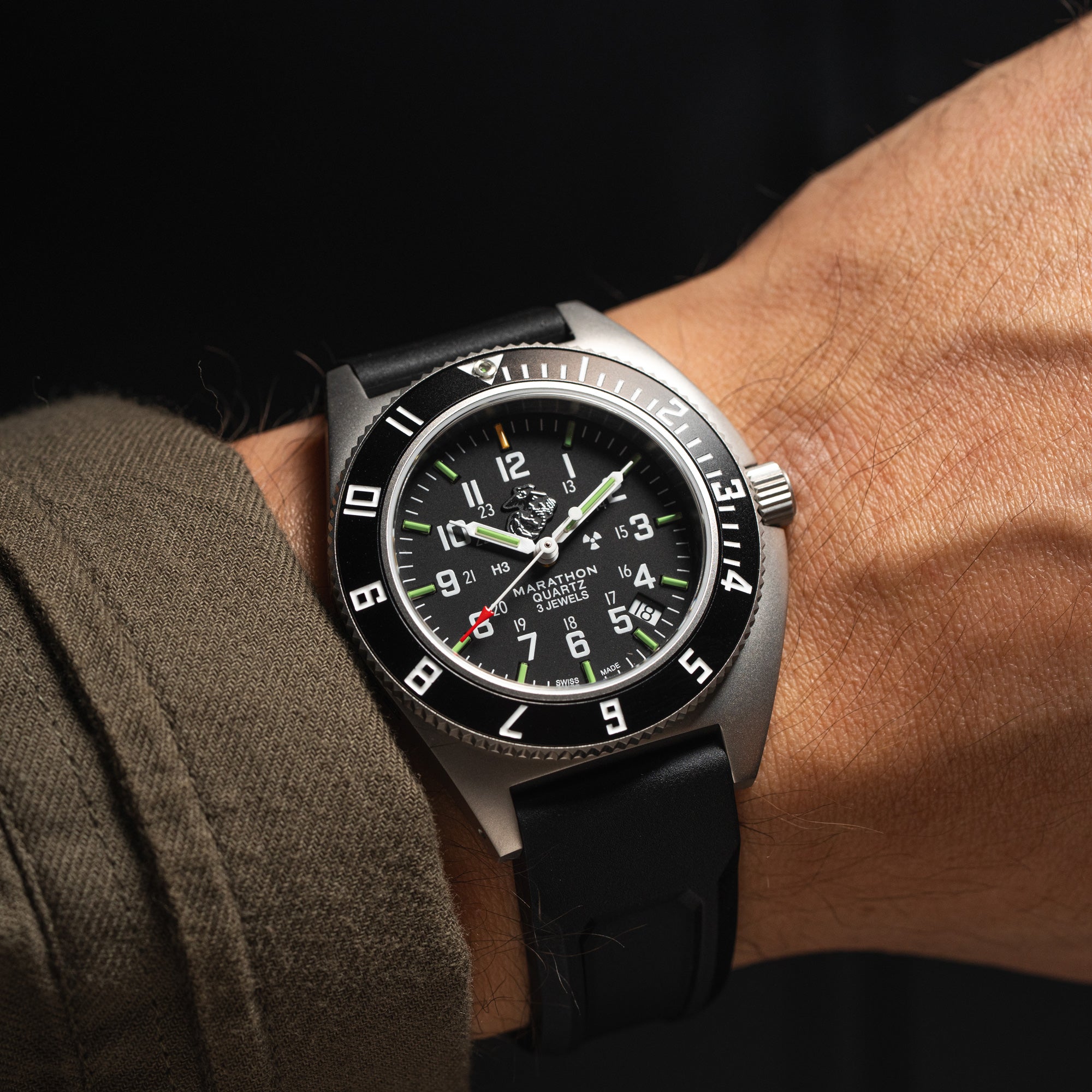 41mm Offizieller USMC™ Stahl Navigator mit Datum (SSNAV-D) auf schwarzem 3-teiligem Gummiarmband-Set