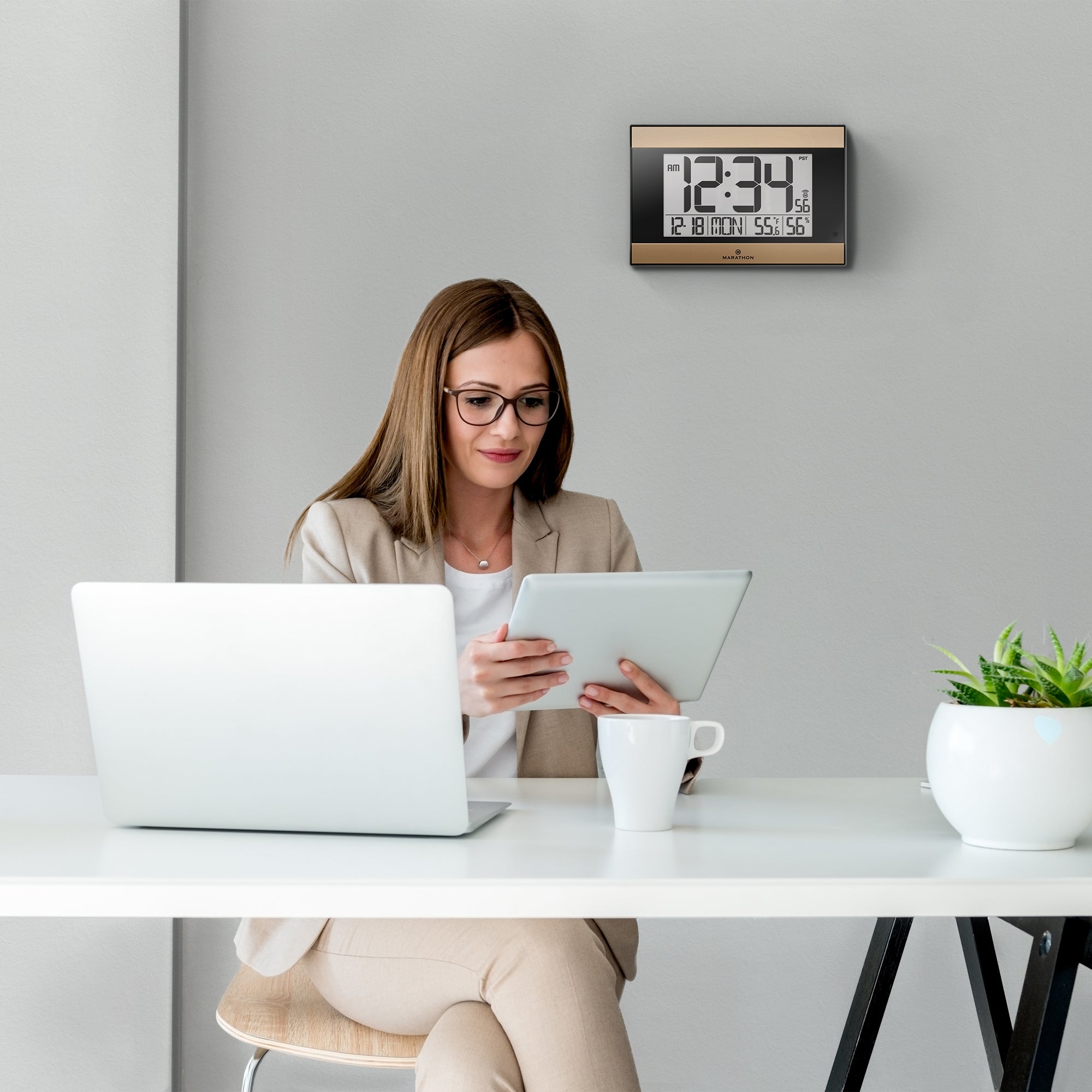 Reloj de pared digital atómico con retroiluminación automática