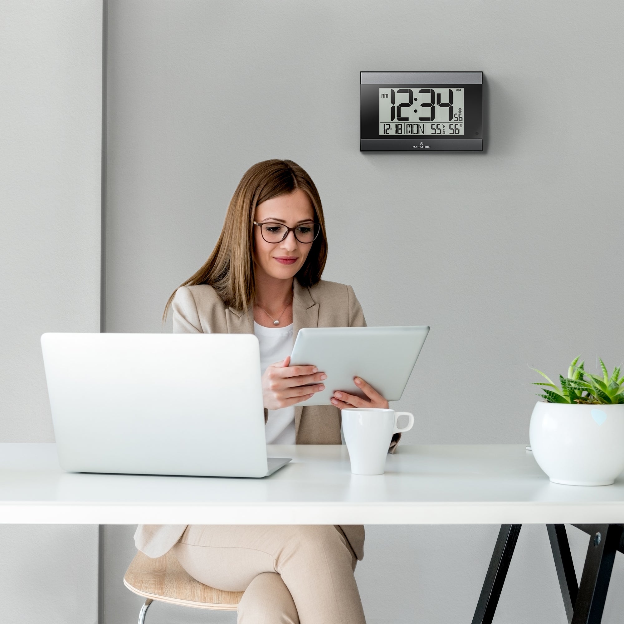 Reloj de pared digital atómico con retroiluminación automática