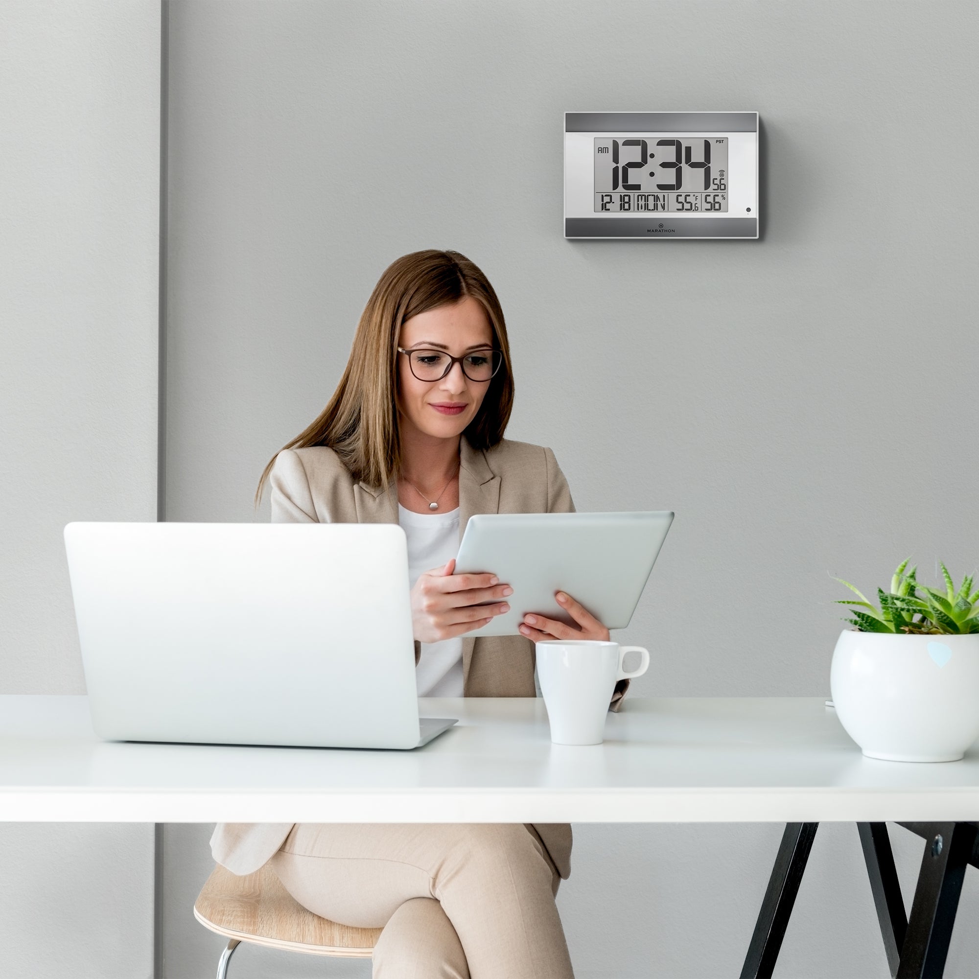 Reloj de pared digital atómico con retroiluminación automática