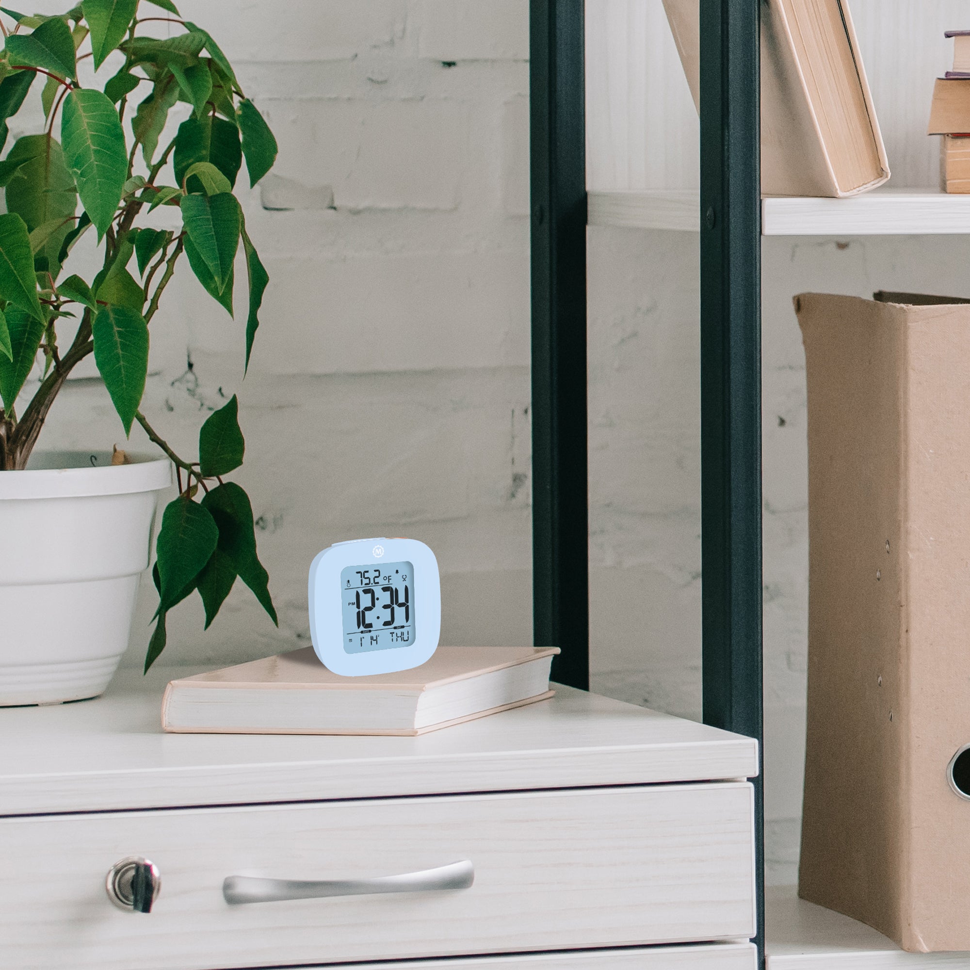 Reloj despertador compacto con temperatura y fecha