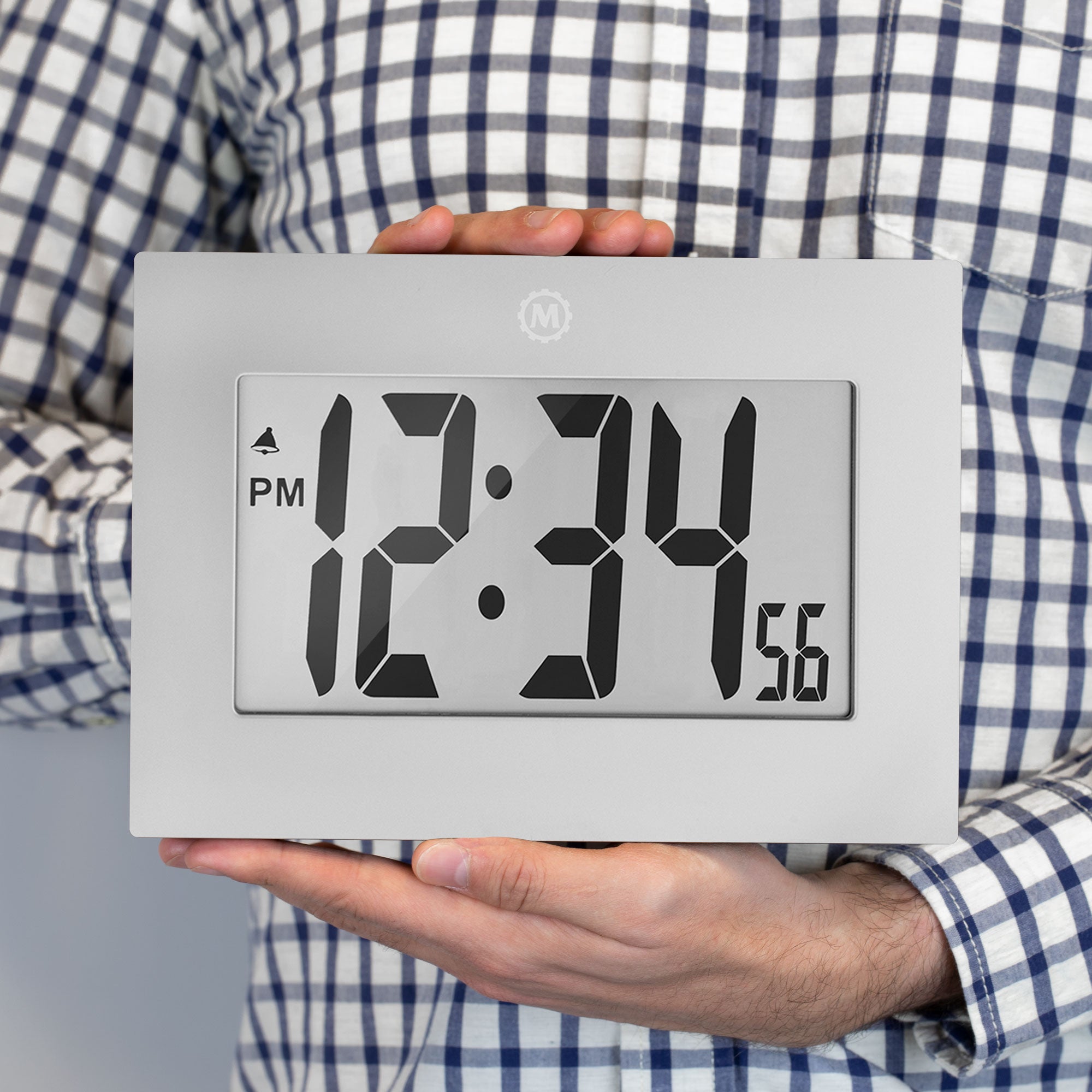 Reloj de pared digital con marco grande image