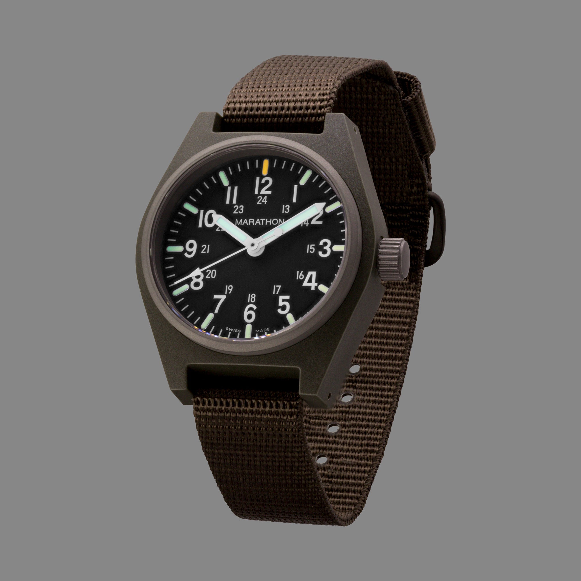 Montre Marathon General Purpose GPQ Homme – Quartz Suisse, Boîtier Fibreshell, MaraGlo, 34mm, Bracelet Nylon (WW194009)